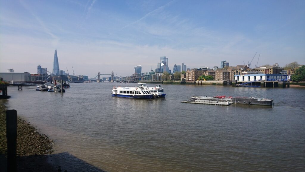 Orilla del Támesis desde el Puente de Londres al inicio de la ruta a pie