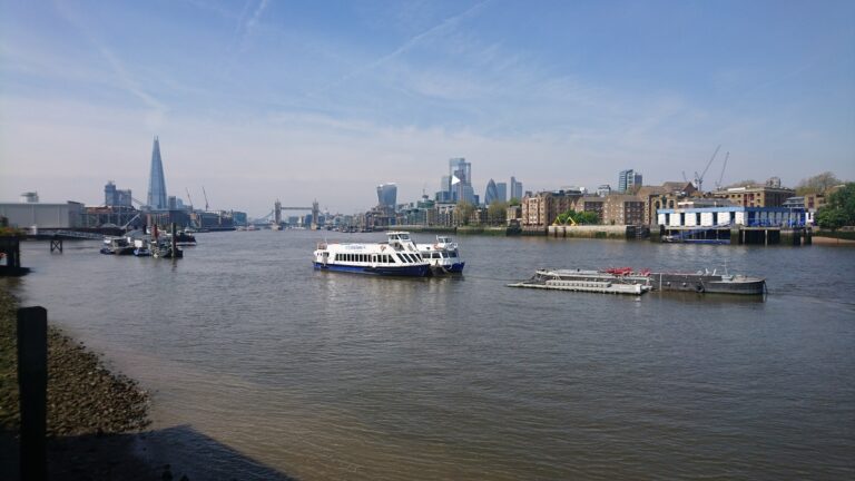 Orilla del Támesis desde el Puente de Londres al inicio de la ruta a pie