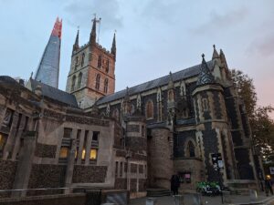 Vistas espectaculares de la antigua catedral de Southwark en Londres