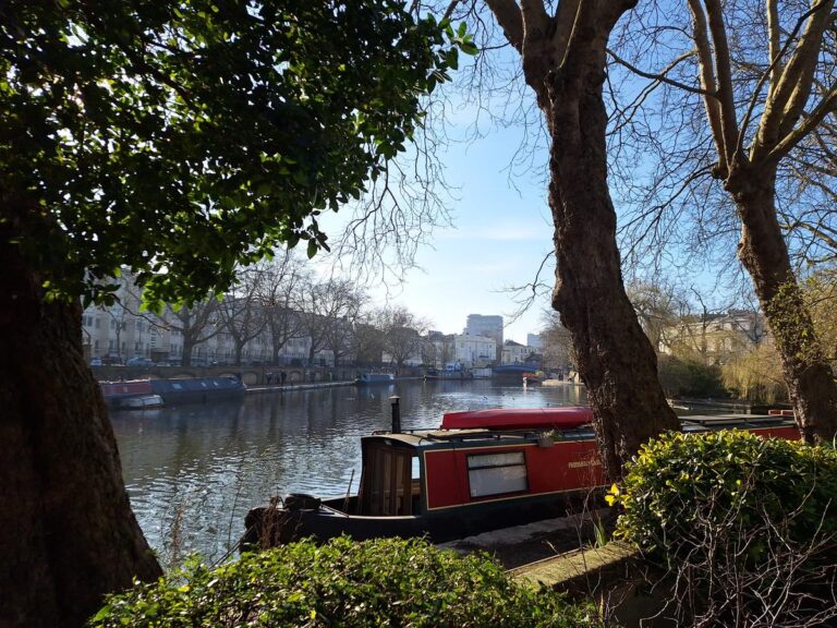 Vistas del canal desde Rembrandt Gardens en Londres