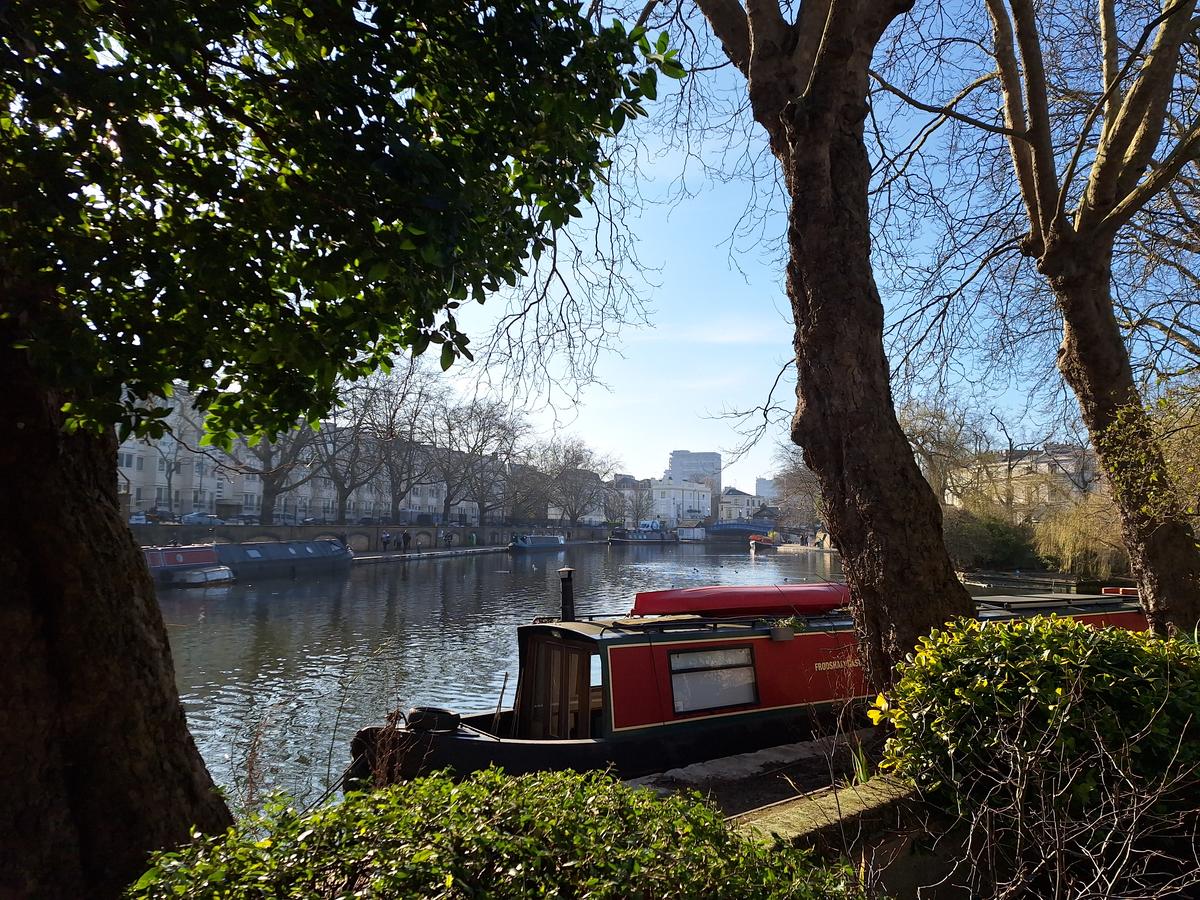 Vistas del canal desde Rembrandt Gardens en Londres