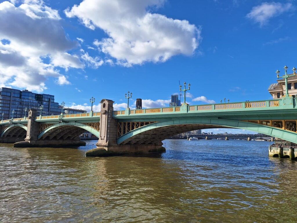 puente southwark del rio tamesis en londres