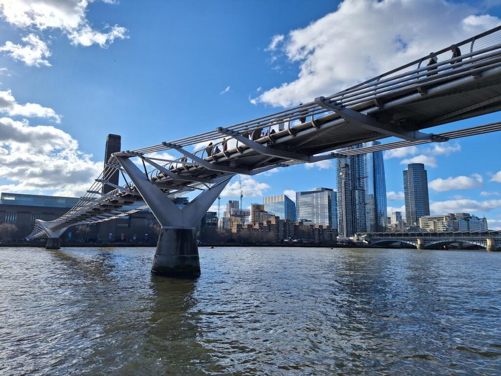 ruta a pie por el puente del milenio en londres