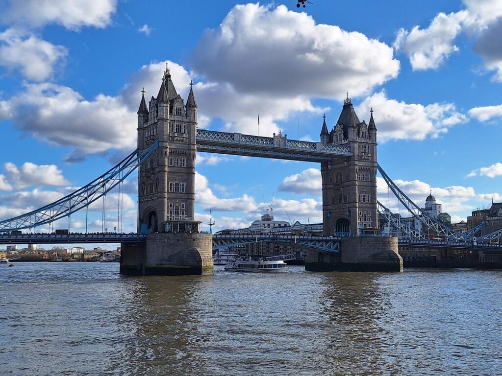 ruta a pie por el puente de la torre en londres