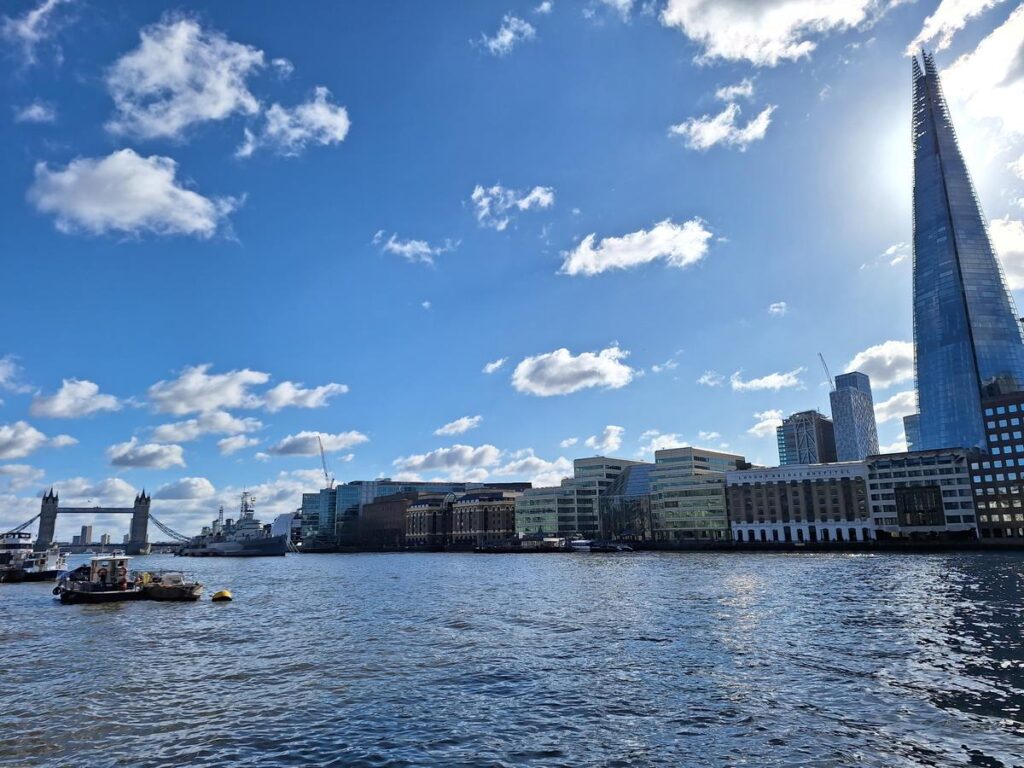 ruta a pie por el tamesis con rascacielos