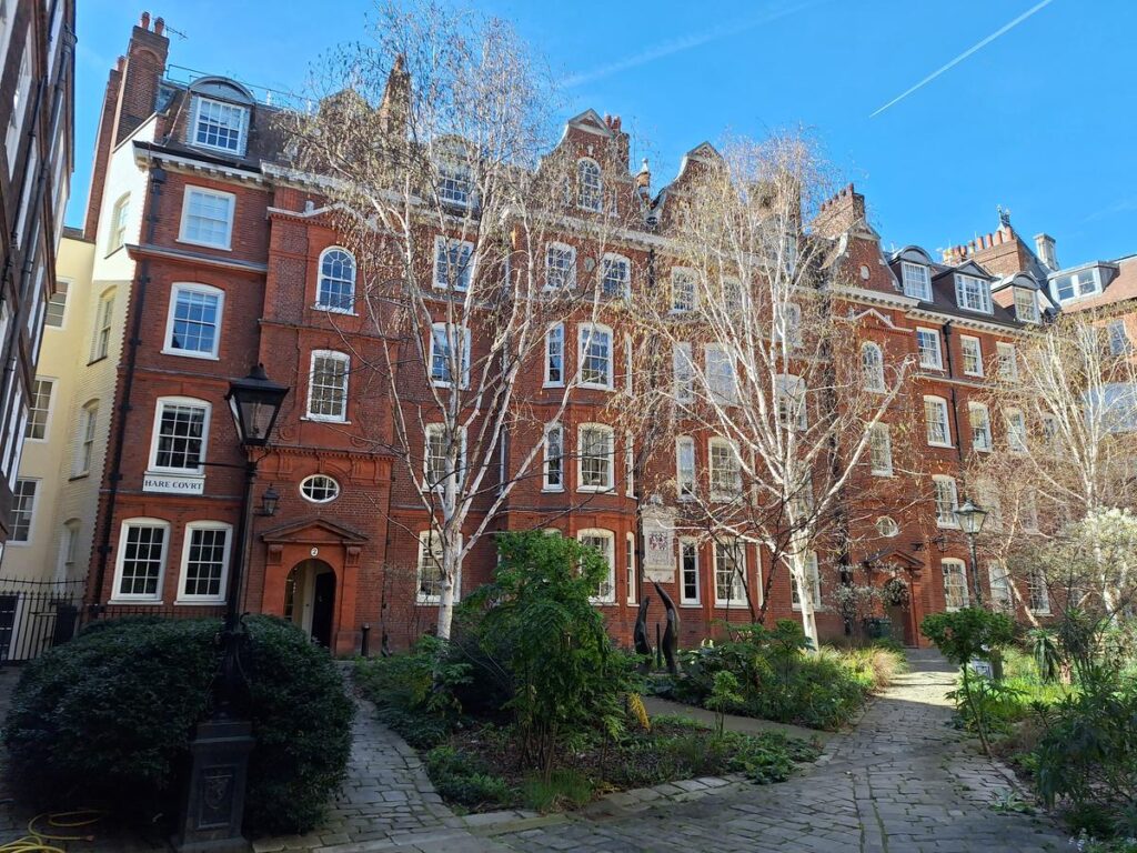 Itinerario por Temple a su paso por Hare Court en Londres