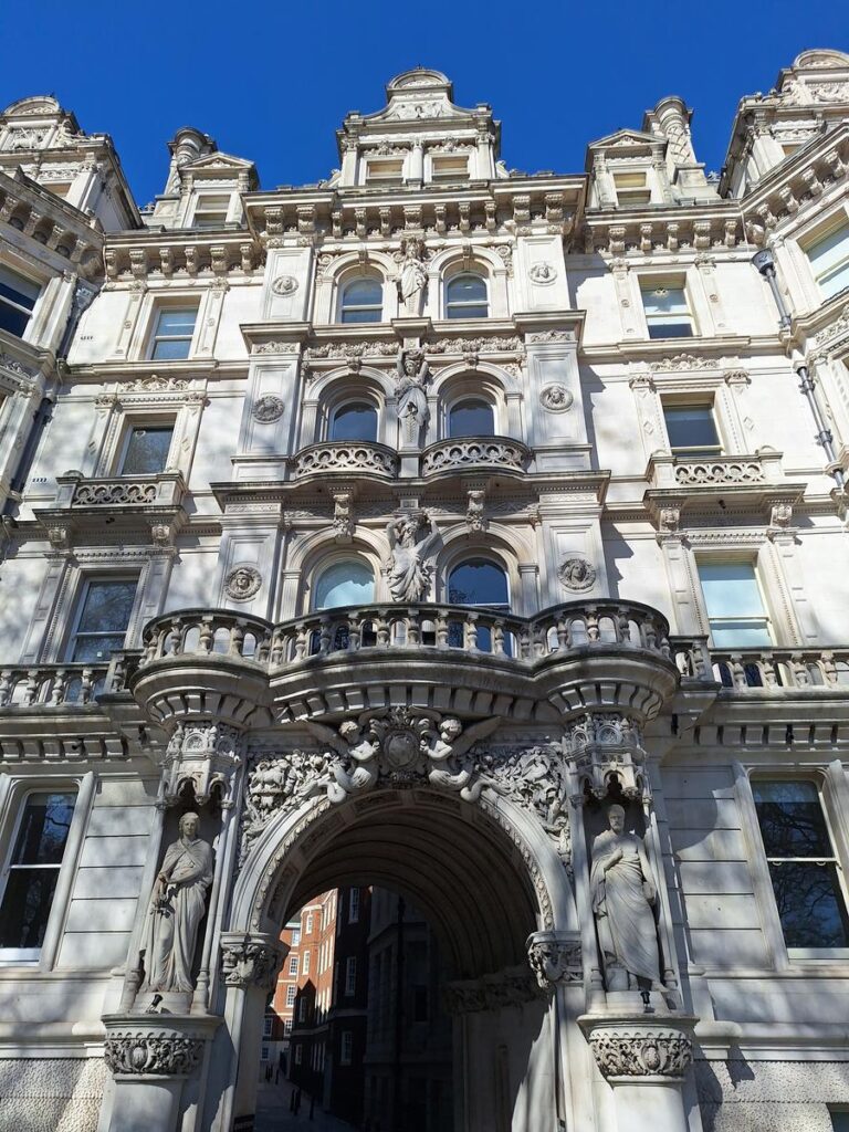 Monumental entrada a Temple en Londres