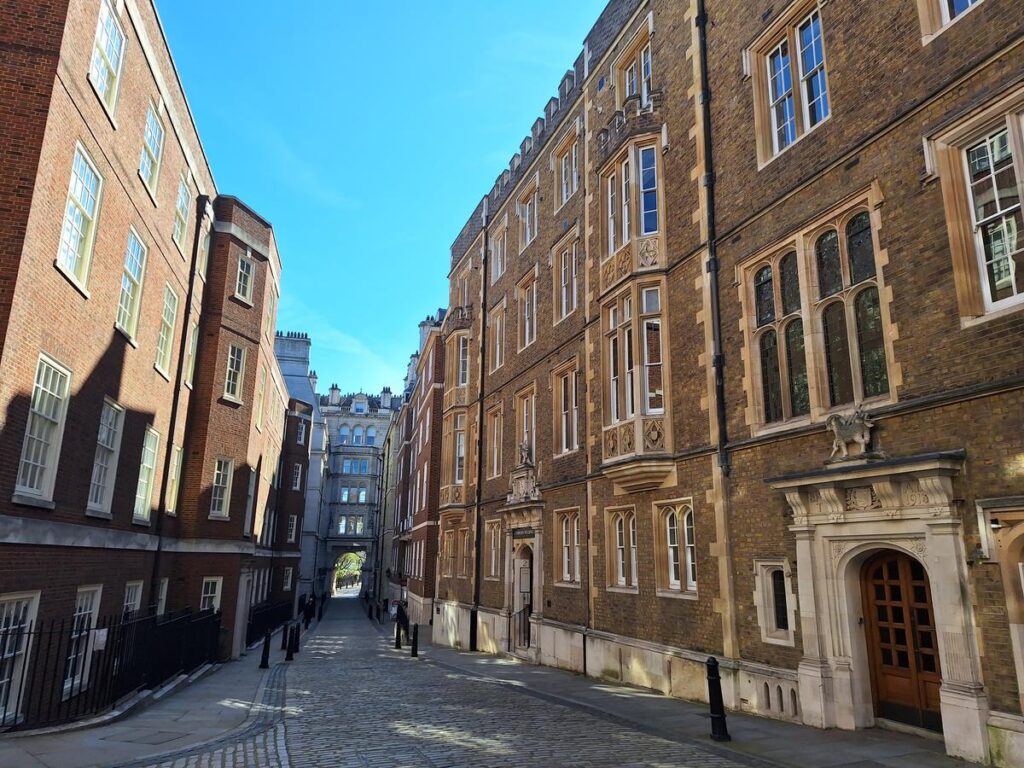 Ruta a pie por la calle Middle Temple Lane en Londres