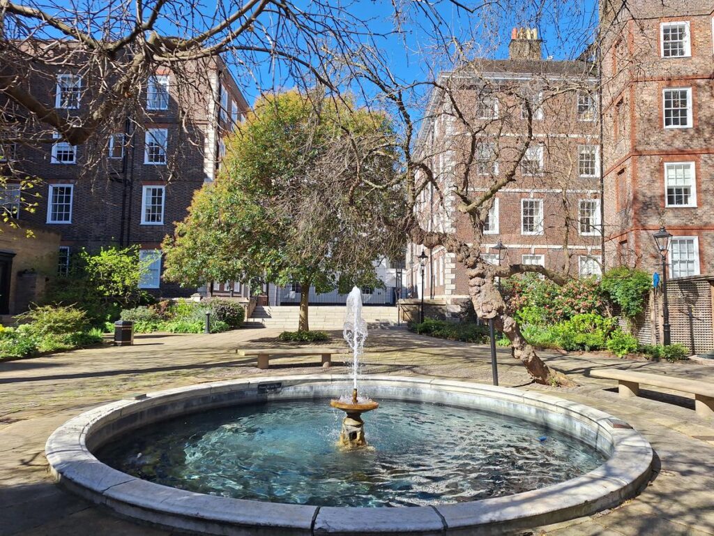 Ruta a pie por Fountain Court en Londres