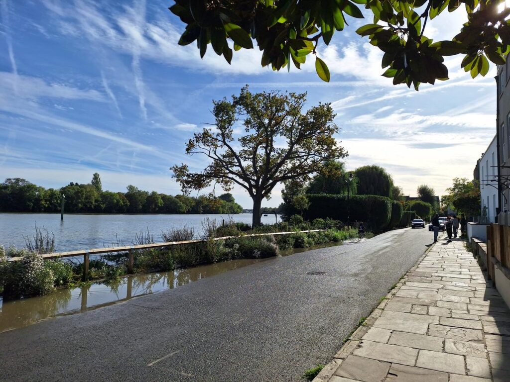 Caminando la orilla del río Támesis en Chiswick