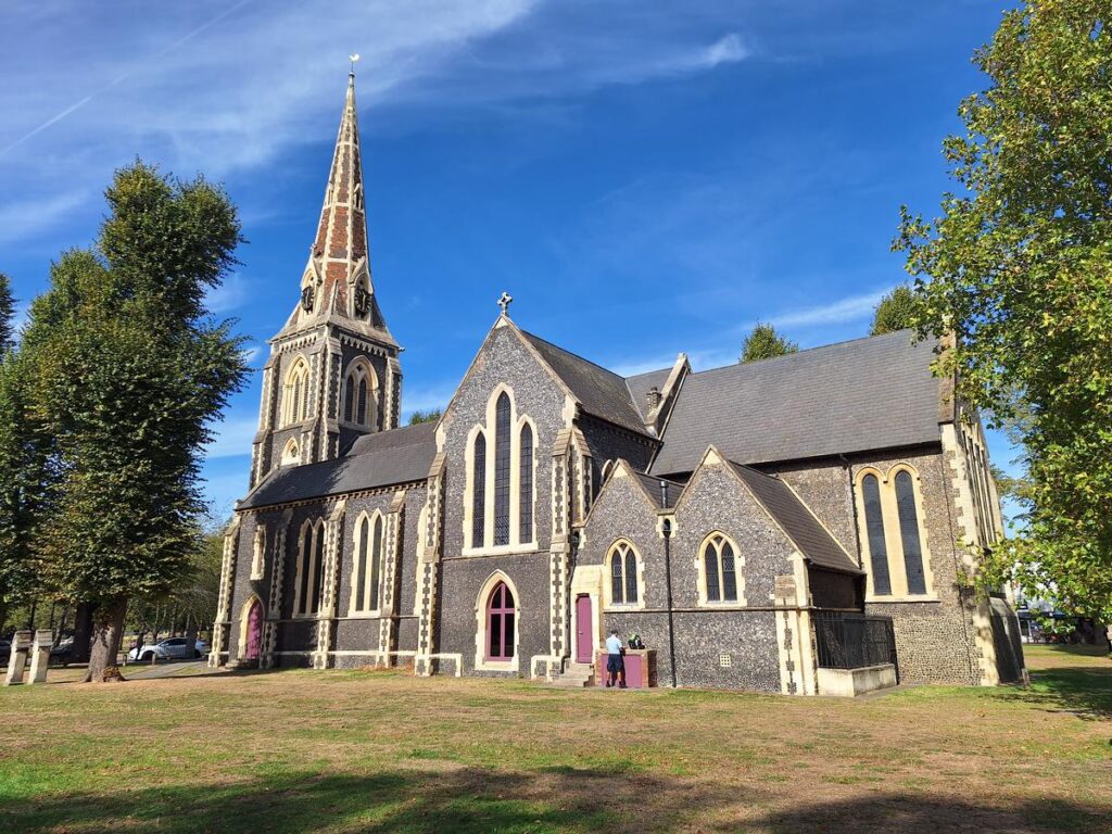 Paseo por la iglesia antigua de Chiswick