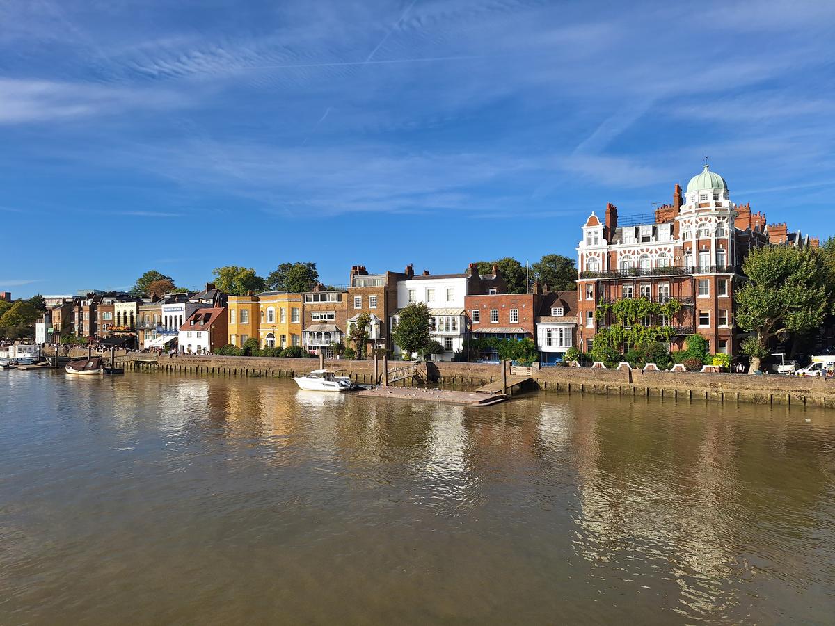 Pintorescas casas en la orilla del Támesis en Chiswick